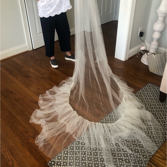 A.B. Ellie round tulle tier veil 85in - Picture 2 of 3